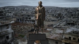 Peykerê fermandarekî PKKê li Kobaniyê tê danîn