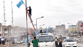 Li Kerkûkê Tirkmen Ala Kurdistanê bilind nakin