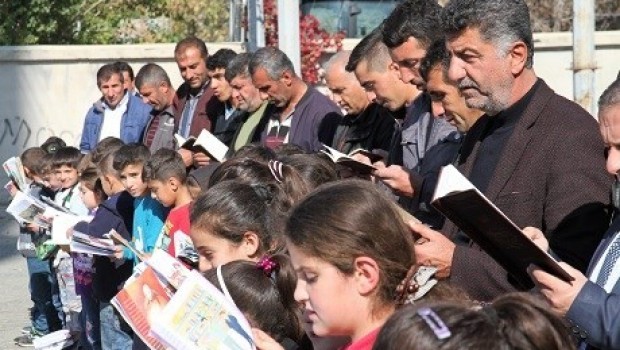 Xwendekar û malbatên wan bihev re pirtûk xwendin