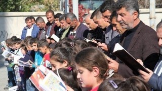 Xwendekar û malbatên wan bihev re pirtûk xwendin