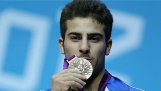 Şampiyonê Olempîkê ya Kurd xelata xwe diyariyê mexdûrên erdheja Kirmaşanê kir