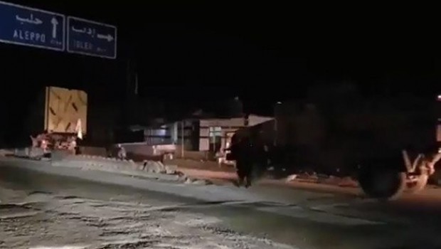 Sûriye karwaneke leşkerî ya Tirkiyê topbaran dike