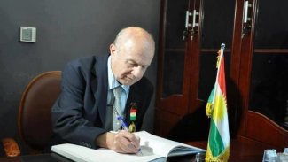 Îsmaîl Beşikçi bi eslê xwe tirk e.