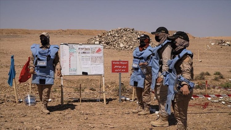 Komek jinên Iraqî, wekî tîma paqijkirina mînan kar dikin