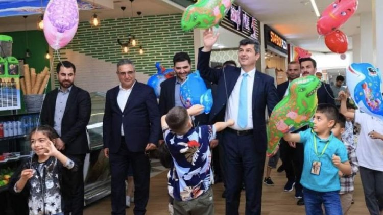 Parêzgarê Duhokê dema xwe bi zarokên şehîdan re derbas dike 
