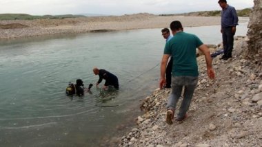 Li Êlihê ciwanek di avê de xeniqî