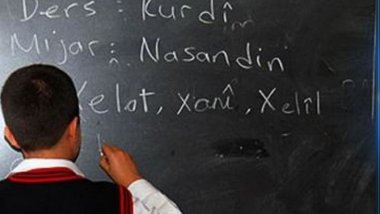 Bi serpereştiya HezKurdê kampanyayek bo damezrandina mamosteyên Kurdî hat destpêkirin