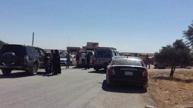 Çekdarên Îranê rê nadin koçberên Efrînê biçin Helebê