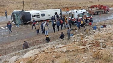 Li Sêwasê otobusa koçberan wergeriya: 2 kesan canê xwe ji dest dan
