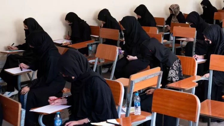 Talibanê çûna zanîngehan ji jinan re qedexe kir