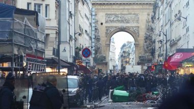 Di xwepêşandanên li Parîsê de alozî derketin