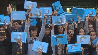 Ji xwendekarên dersa Kurdî hilbijêrin re tablet û pirtûk tên dayîn