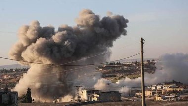 Hêzên hikûmeta Sûriyê gundek li rojhilatê Idlibê topbaran kirin