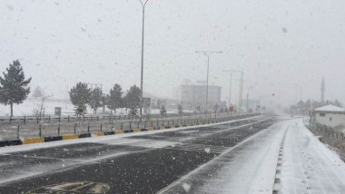 Rêya di navbera Qers û Agirî de ji ber berfê hat girtin