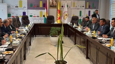 Dezgehên hilbijartinê yên PDK û YNKê dicivin