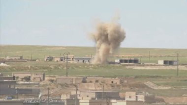 Tirkiyê û çekdarên ser bi wê ve gundekî Eyn Îsa topbaran kirin