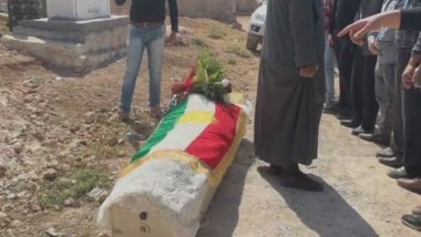 Termê koçberê Efrînî yê ku di deryayê de xeniqîbû hate veşartin