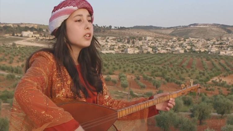 Arîn Fîl Îbiş zarokên Efrînê fêrê mûzîkê dike