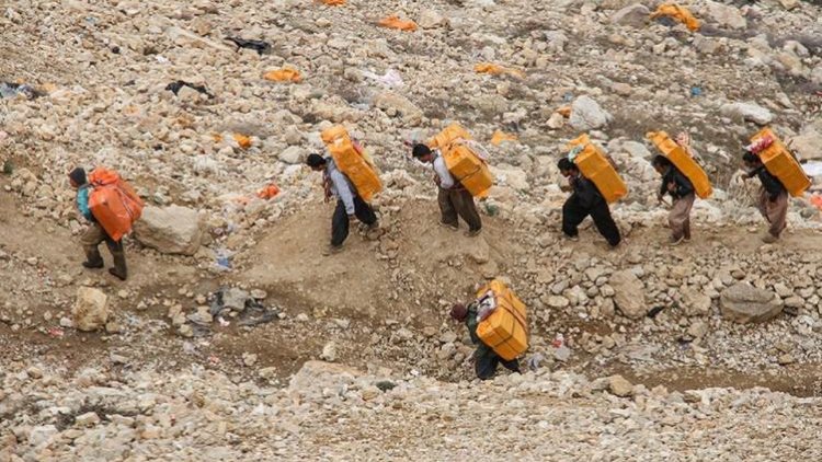 Hêzên Îranê kolberekî Kurd birîndar kirin
