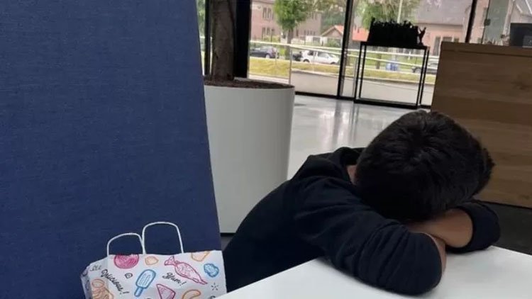 Rizgarbûyekî erdhejê yê 5 salî bi tenê li Hollandayê hat dîtin