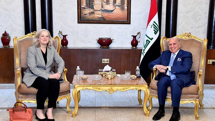 Fuad Husên û Balyozê Amerîka veguhestina malbatên Iraqî ji Hola kampê gotûbêj dikin