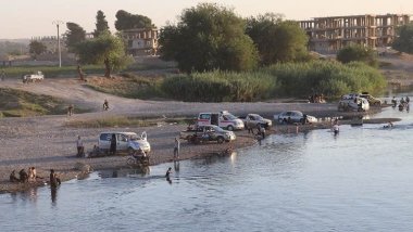 Du ciwan di Çemê Feratê de xeniqîn