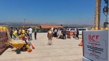 Dezgeha Xêrxwaziya Barzanî barek ji kelûpelên pêwîst pêşkêşî encûmenên sivîl yên Efrînê dike