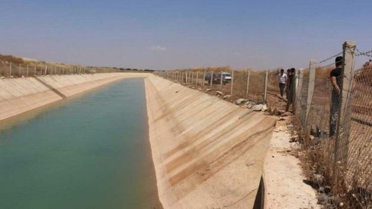 Riha: Şofêrê ku wesayîta wî ket kanala avê wenda bû