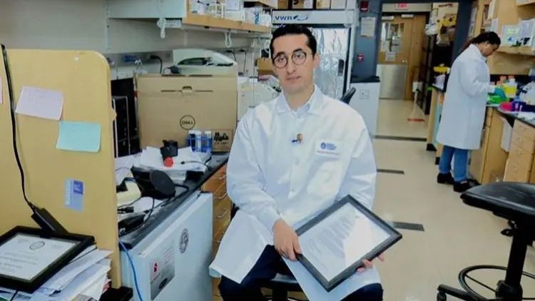 Bijîşkekî Kurd li Amerîkayê Xelata ‘Brightest Brain 2023’ wergirt