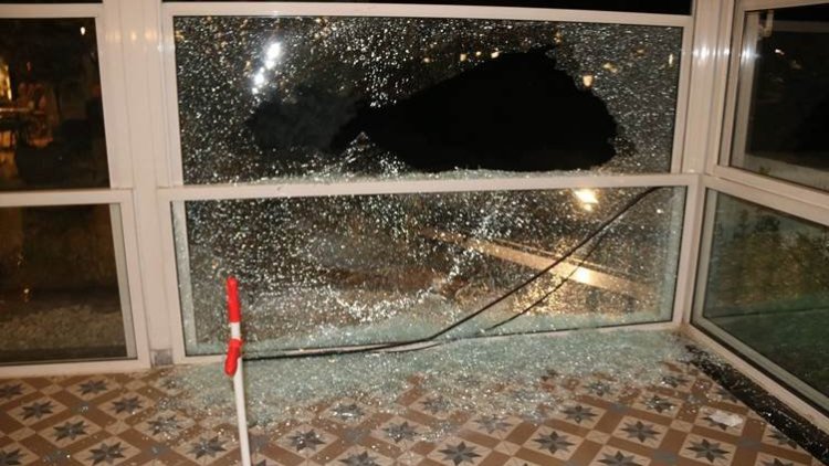 Li Amedê kesekî bi çekê êrişî çend kargehan kir