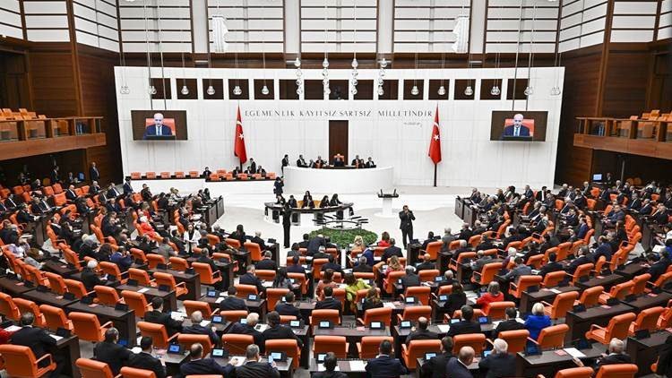 Tezkereya Rojava û Başûrê Kurdistanê li Parlamentoya Tirkiyeyê ye: HEDEP û CHP li dijî ne