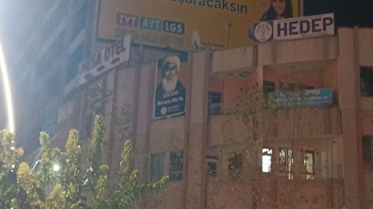 Êlih: DEM Partiyê, wêneyê Şêx Seîd li avahiya xwe daliqand