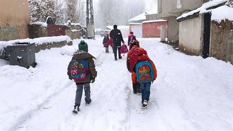 Li Îdir û Agiriyê ji ber berfa zêde xwendin rawestiya