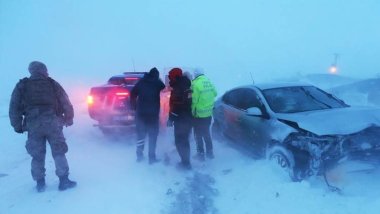 Li Qersê mînîbusek û 2 otomobîl li hev qelibîn: Miriyek, 17 birîndar