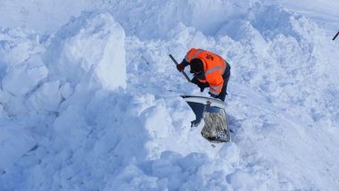 Li Wanê aşût: 2 otomobîl di bin berfê de man