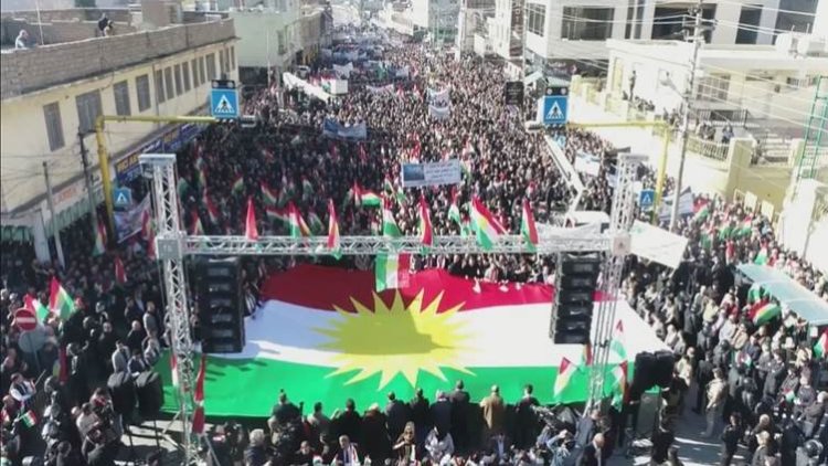 Xelkê Dihokê êrişên Îranê protesto dike
