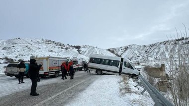 Sêwaz - Mînîbus û otomobîl li hev qelibin: 26 birîndar