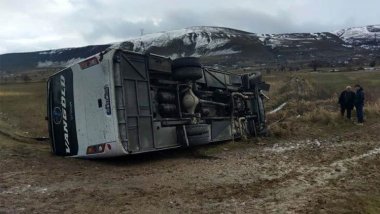 Wan: Mîdîbusa rêwiyan qulibî: 4 jê zarok 27 kes birîndar bûn