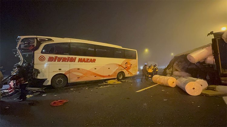 Otobus û barhilgir li hev qelibîn: 19 kes birîndar bûn