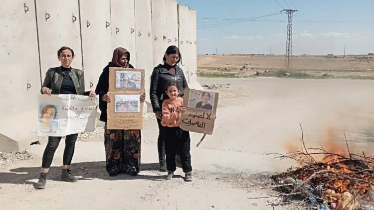 Dayikên zarokên revandî li pêş Baregeha Mezlûm Ebdî ketine grevê