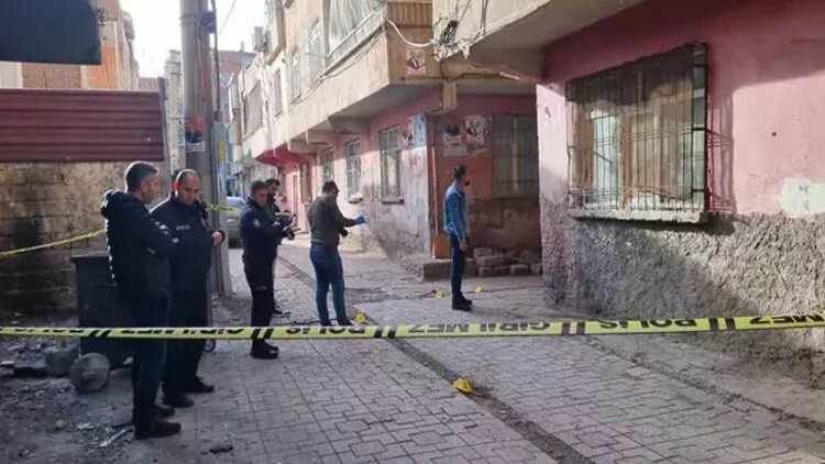 Du malbatên mirovên hev pev çûn: Jinek hat kuştin