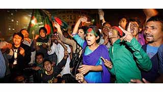 Mollanın infazını sokakta kutladılar!