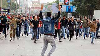 Libya'da göstericiler hükümet binasını kuşattı