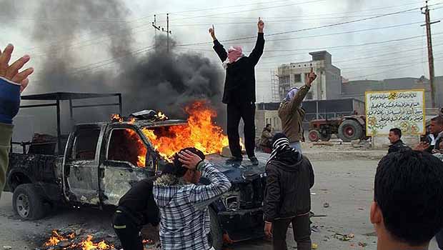 Irak'ta askerlerle aşiretlere bağlı silahlı gruplar çatıştı