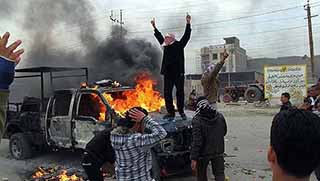 Irak'ta askerlerle aşiretlere bağlı silahlı gruplar çatıştı