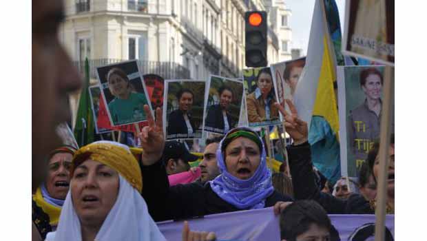 Paris’te ‘Suskunluğunuz ortaklığınızdan mı’ eylemi düzenlendi