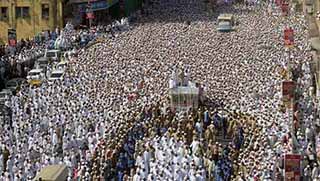 Hindistan'da cenaze izdihamı: 18 ölü