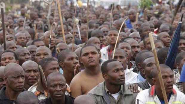 Güney Afrika'da 100 bin madenci grevde