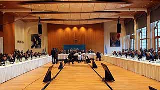   Aynı masada birbirlerinin yüzüne bakmıyorlar