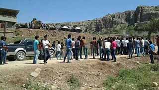 Sınırda köylü - asker gerginliği: 8 yaralı